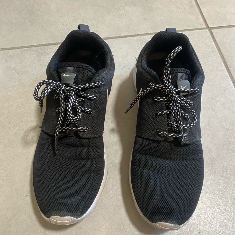 BLACK NIKE ROSHES
